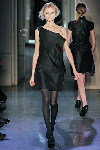 Vestido negro escote asimetrico pliegues Reu Du Mail